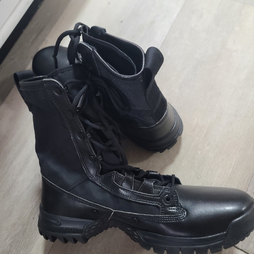 Nike Black Chukka Boots with Sleek Urban Style